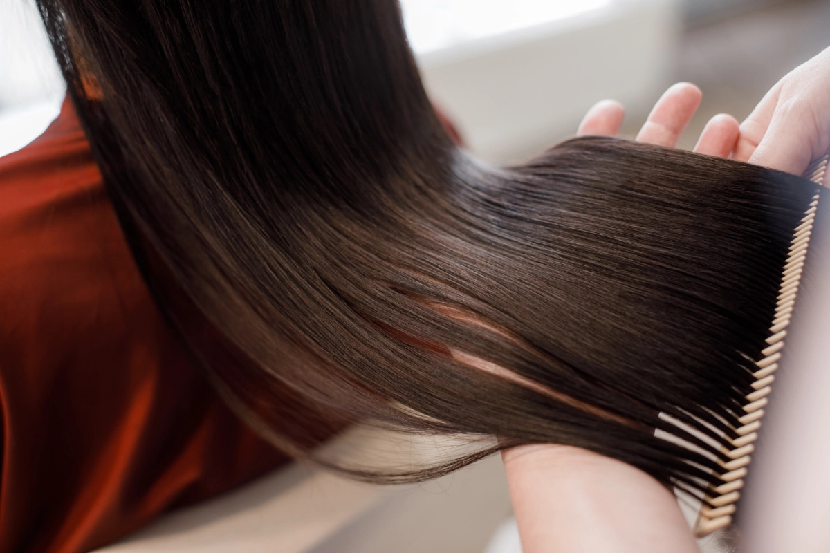 ロングヘアを櫛で梳く様子