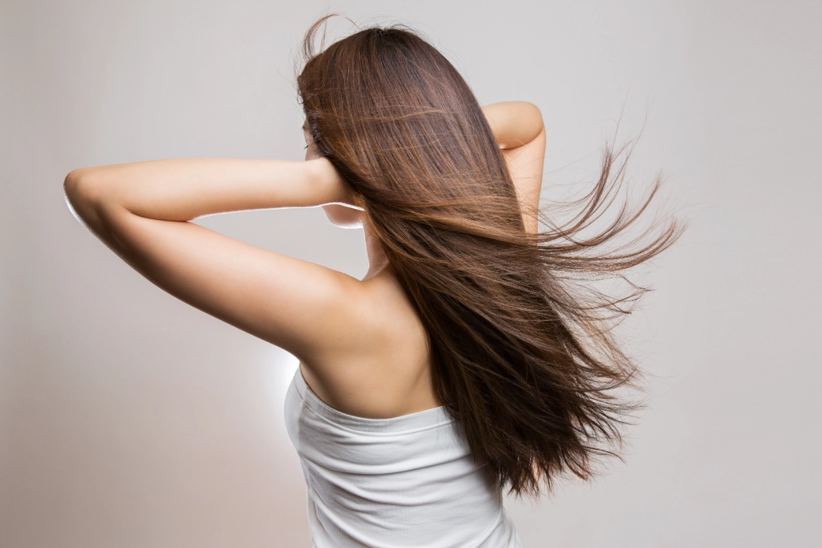 ロングヘアが風になびいてる様子