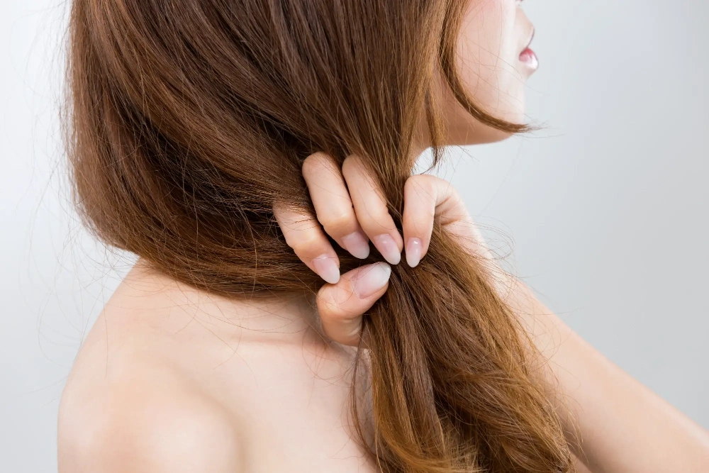 ロングヘアを手で梳く様子