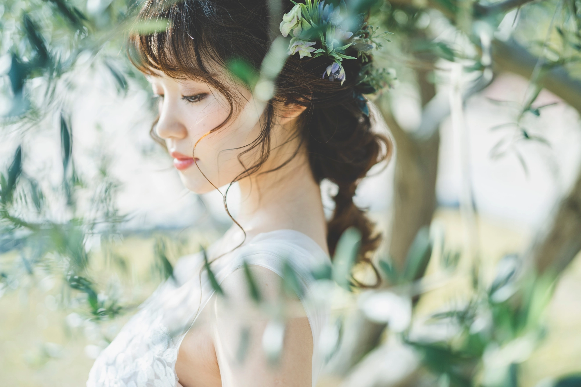 ヘアセットしている女性の横顔