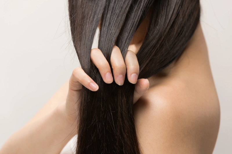 ロングヘアを手で梳く様子