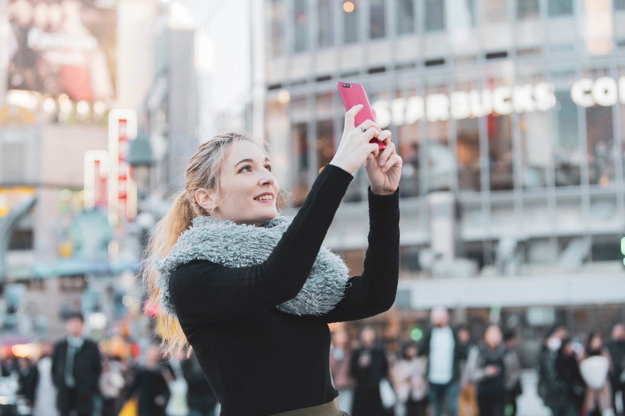 女性がスマホで写真を撮っている様子