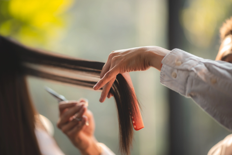 ロングヘアをカットしている様子