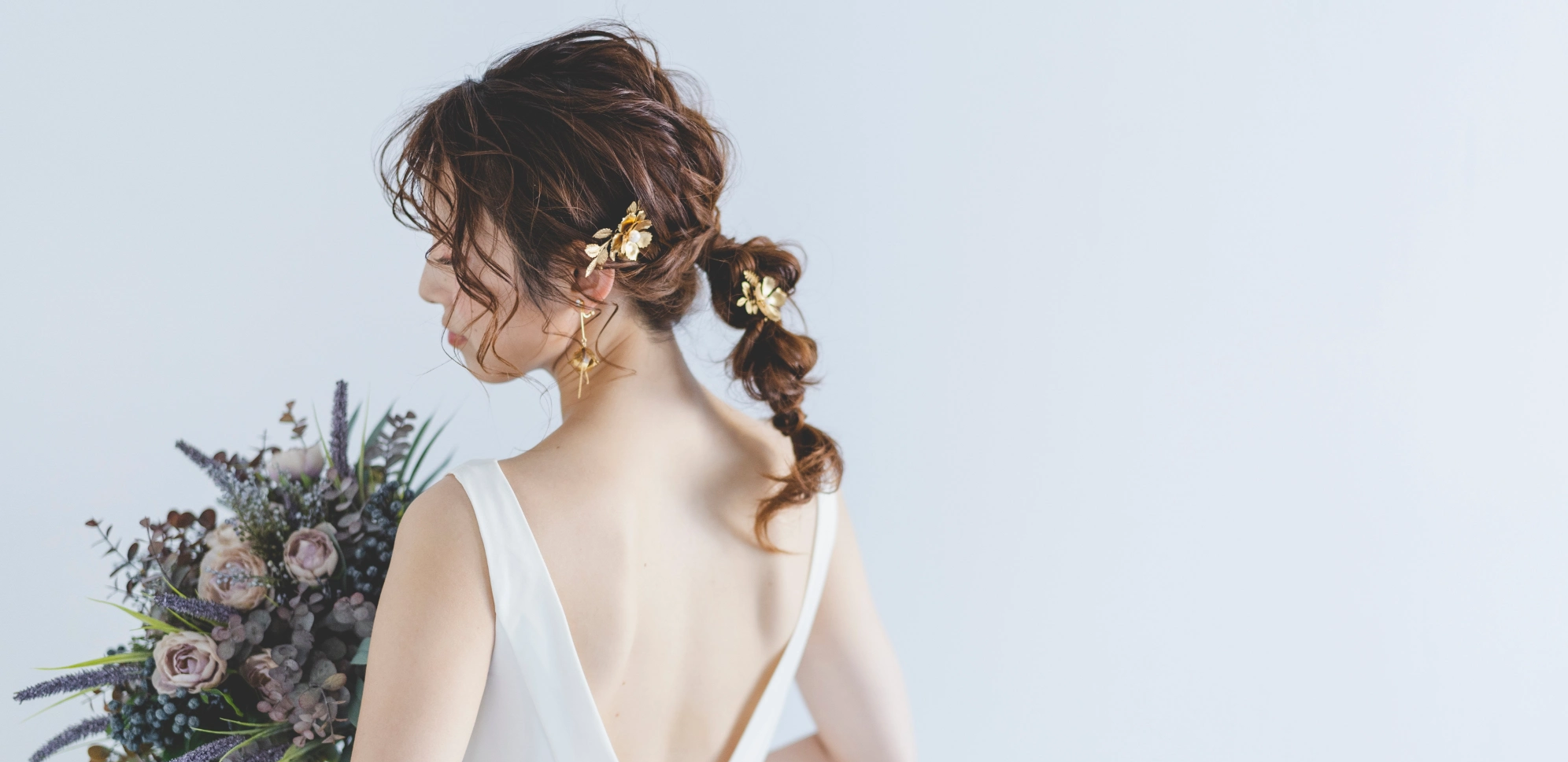 ヘアセットしている女性の後姿